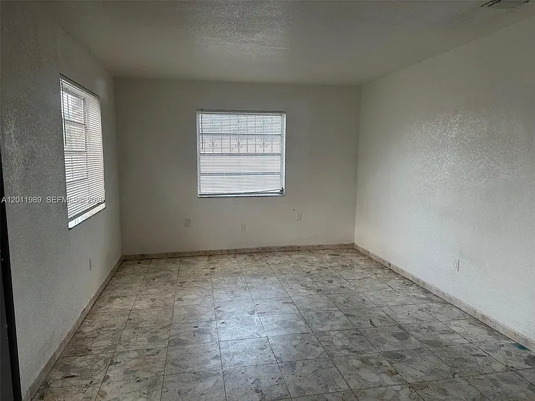 640 E 55th St — Photo 3