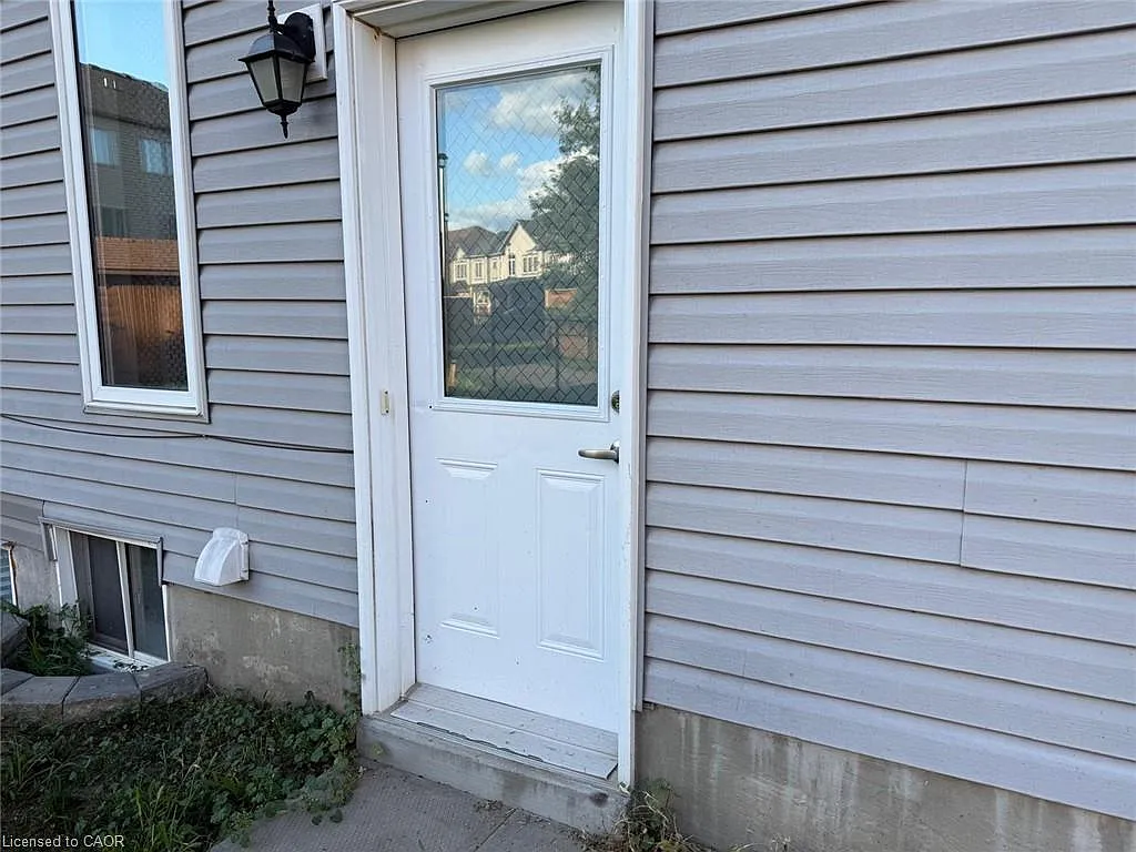 2 bed, 1.0 bath, 2597 sqft, $1,700 — Photo 2
