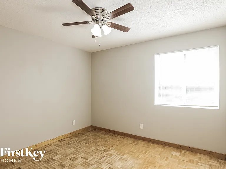 9047 N 36th Dr — Photo 12