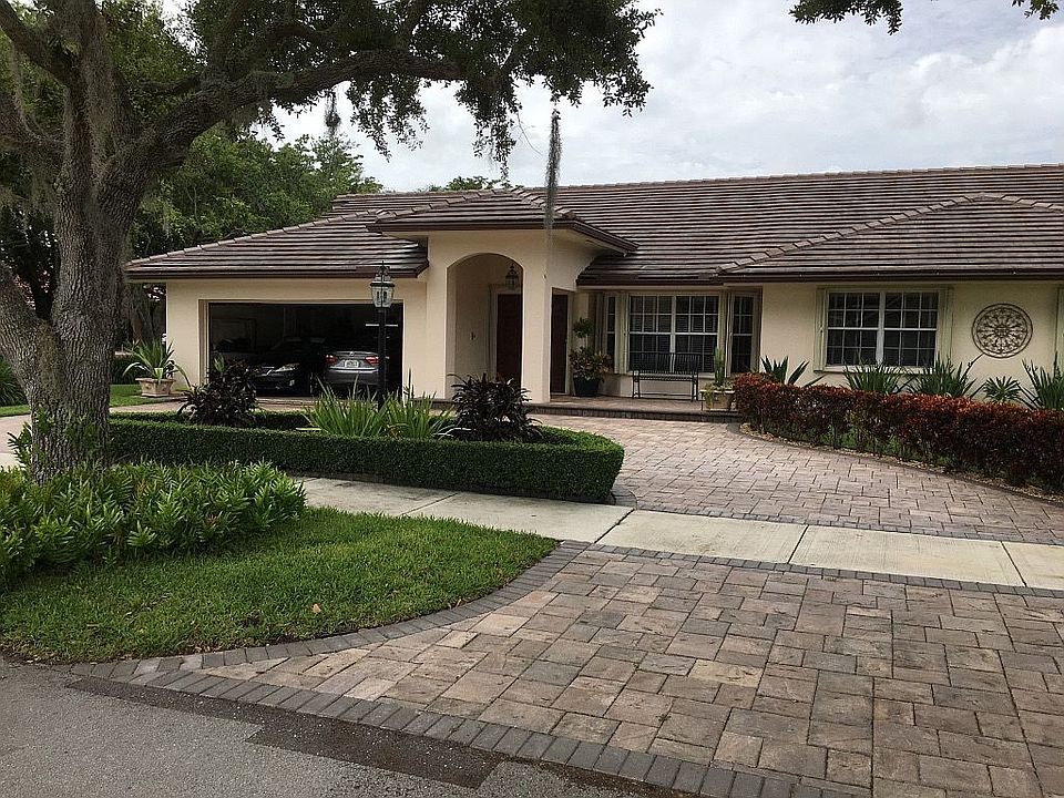 Corner lot, circular drive