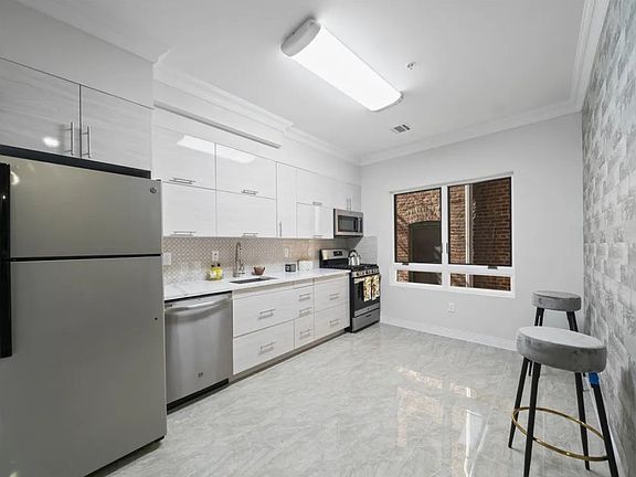 5th image of 188 Kensington Ave #5B