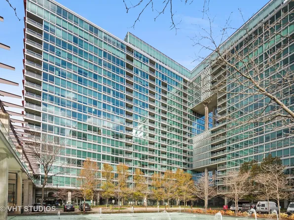 9725 Woods Dr Unit 1217, Skokie, IL 60077