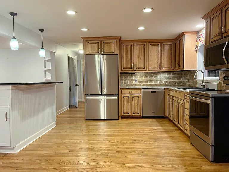101 Olcott Dr — Photo 3