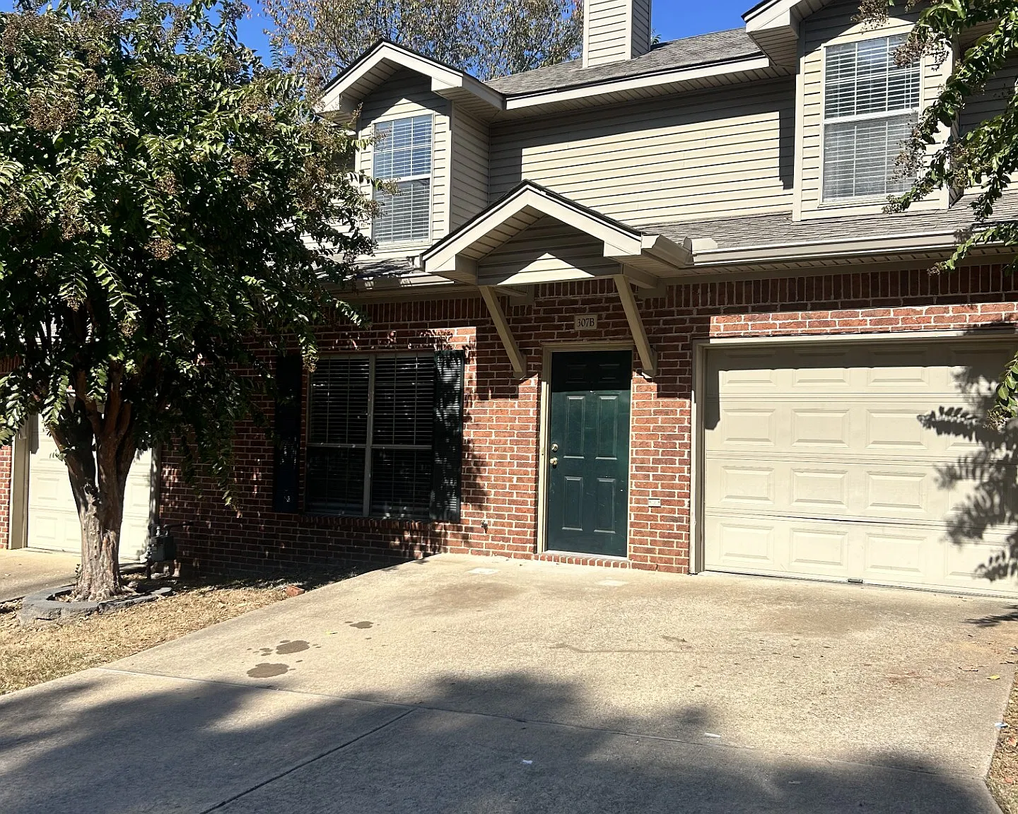 2 bed, 2.5 bath, 1330 sqft, $1,350 — Photo 1