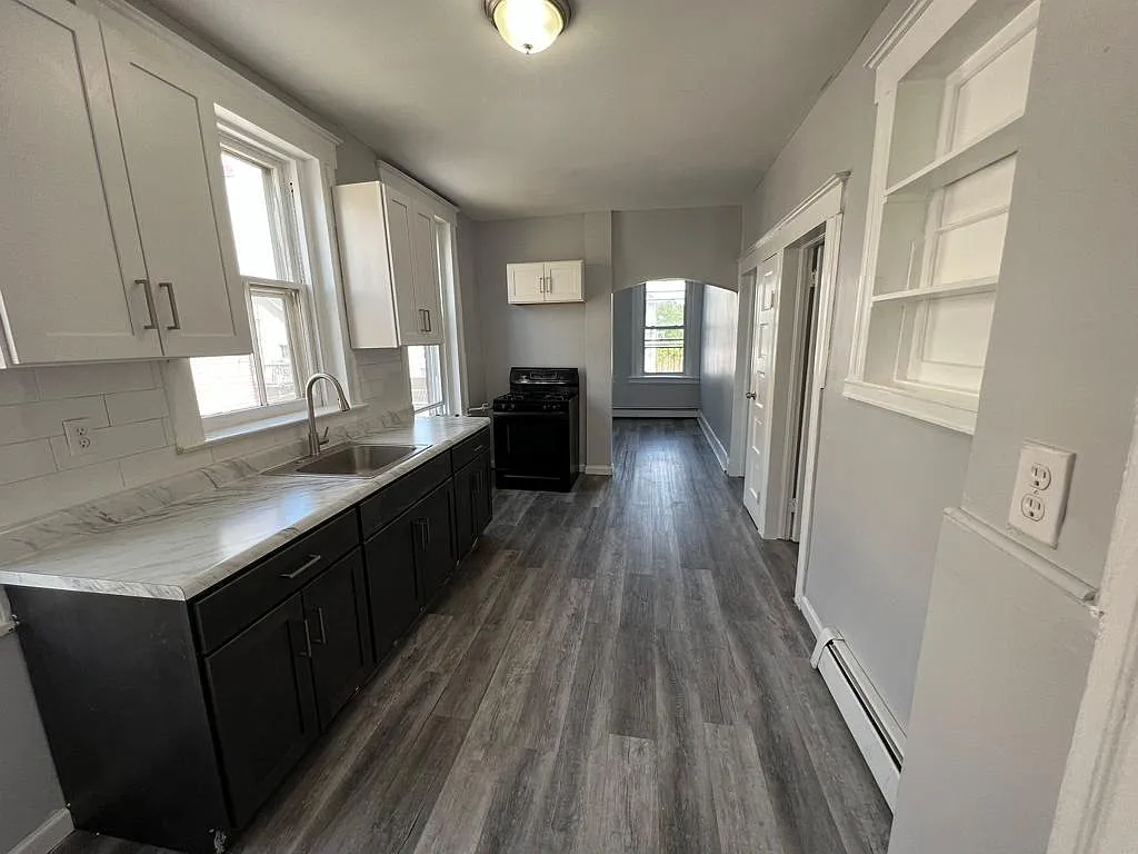 3 bed, 1000 sqft, $1,800 — Photo 3