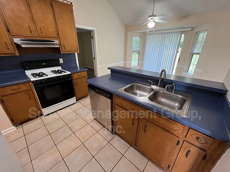 555 Cowan Rd — Photo 8