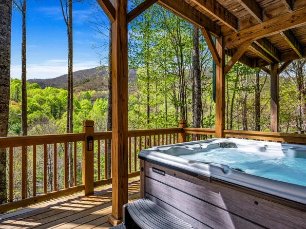 100 Split Rail Dr, Maggie Valley, NC 28751