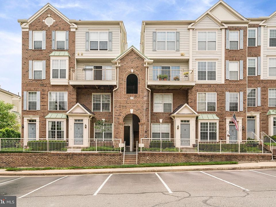 1st image of 4105 Oxford Ln APT 302