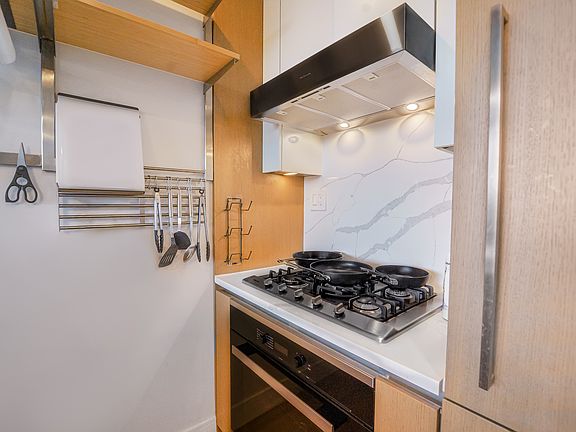 4th image of 2243 Jackson Ave #8E