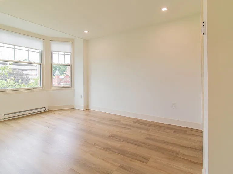 Huntington Apartments — Photo 20