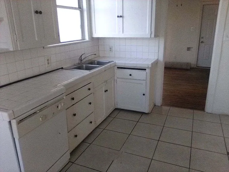 708 Philippine St — Photo 7