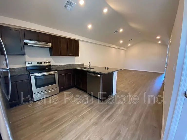 604 Skyline Blvd — Photo 2