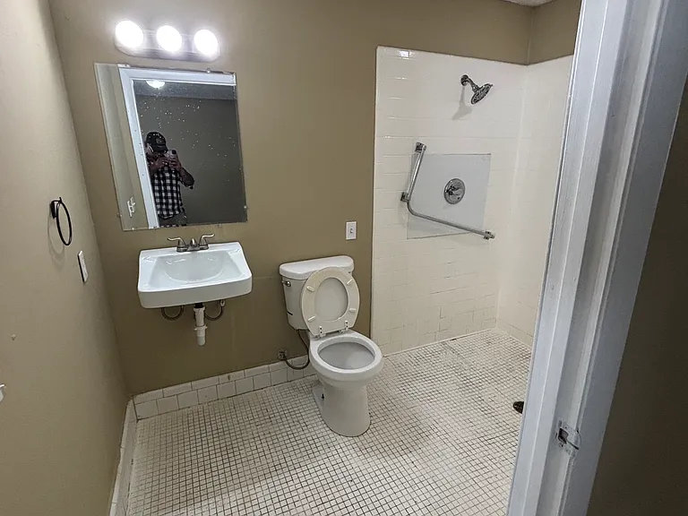 204 N Warren St — Photo 22
