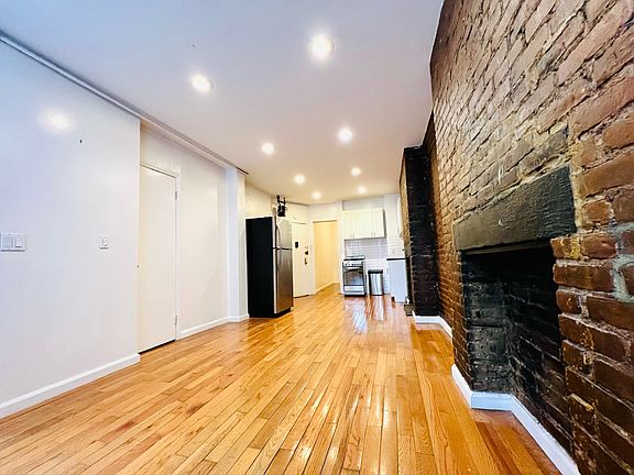 2nd image of 111 Christopher St APT 5
