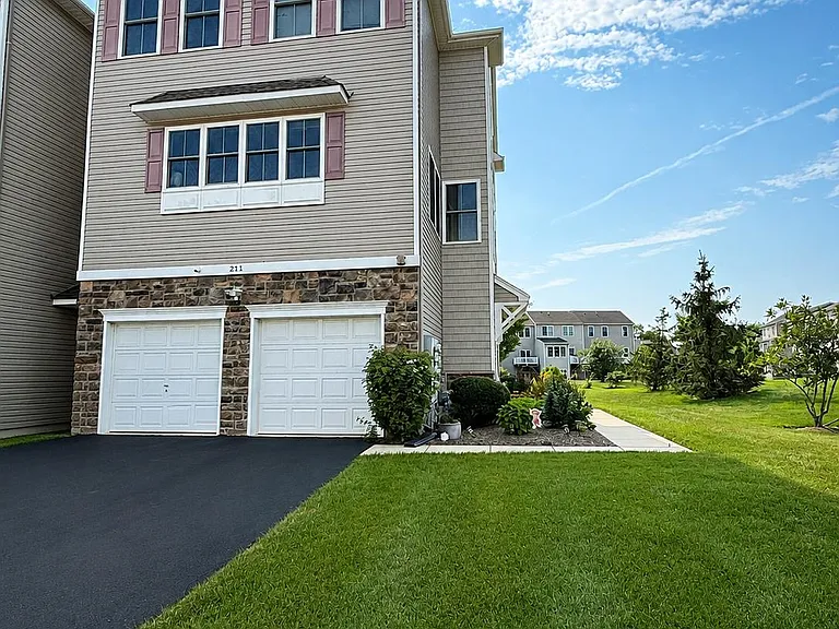 211 Saddlebrook Dr — Photo 1