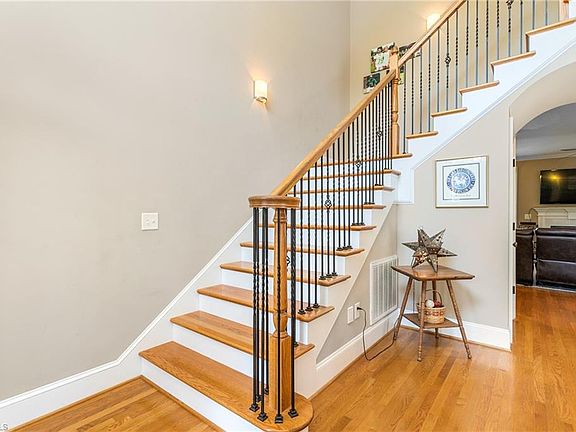 5th image of 305 Wentworth Cir