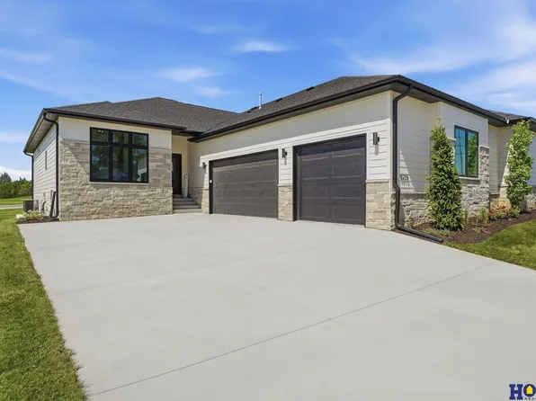 9215 Triana Ln, Lincoln, NE 68520