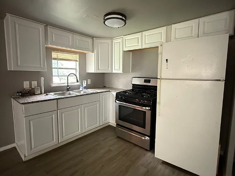 1222 NW 8th St — Photo 3