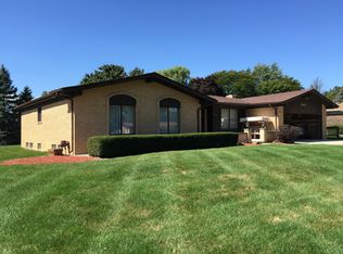 5683 Whitehaven Dr, Troy, MI 48085