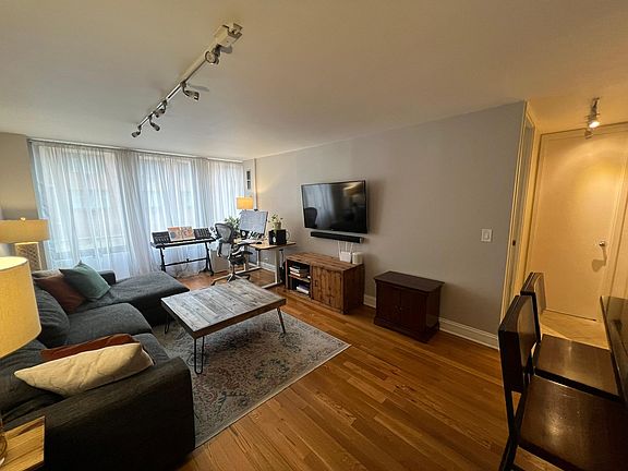 2nd image of 444 W Fullerton Pkwy APT 310