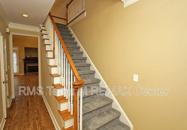 1360 Eastgate Ct SE — Photo 3