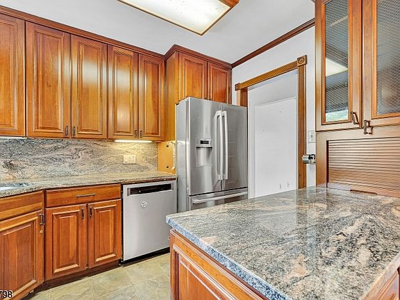 5th image of 180 Mohawk Dr