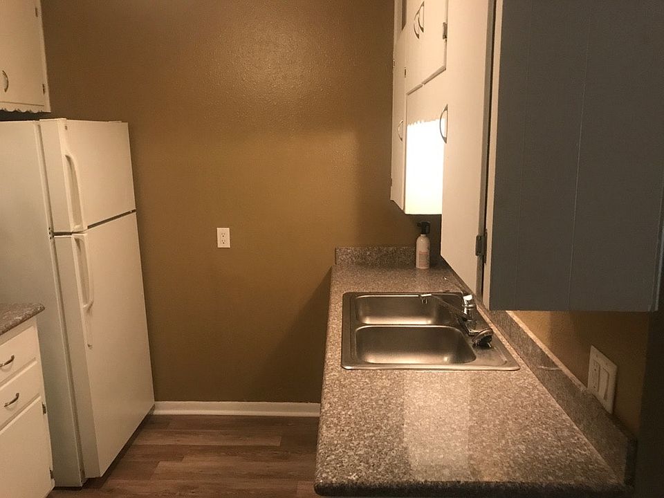 2nd image of 207 W College St APT 205