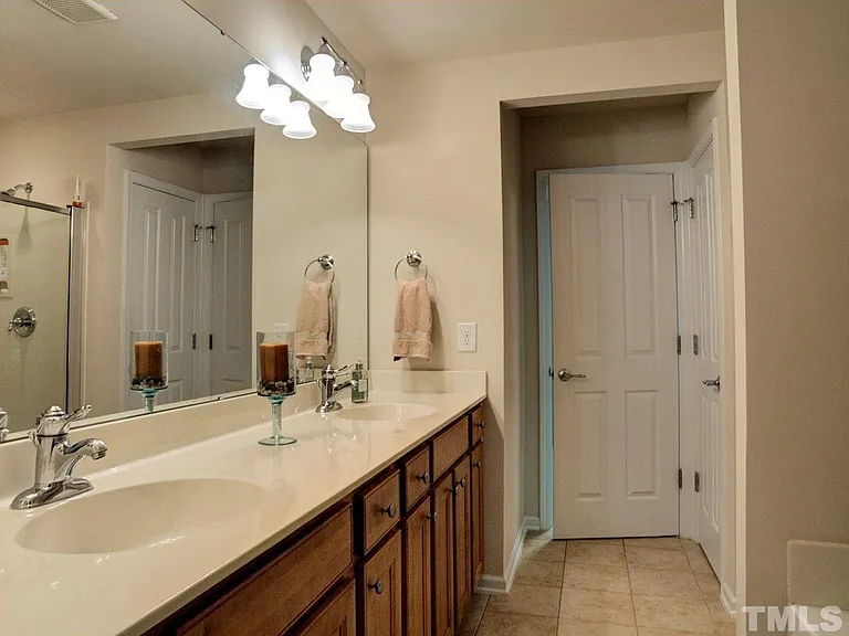 516 Dyersville Dr — Photo 12