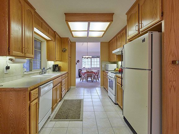 4th image of 22383 Red River Dr
