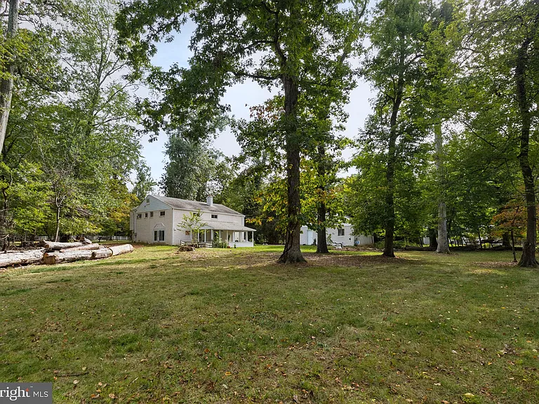 601 Cathcart Rd — Photo 33