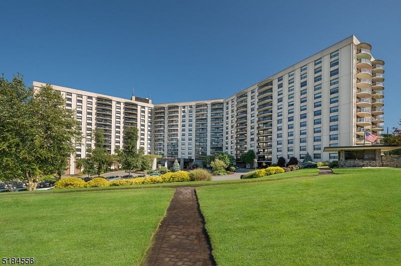 1st image of 2 Claridge Dr 11MW #11MW