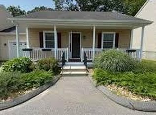 4 Grove St, Moodus, CT 06469