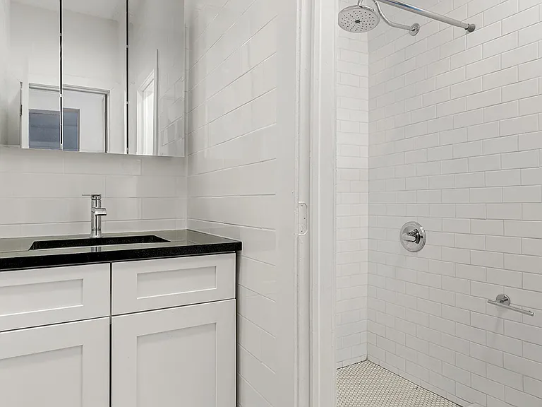332 E 4th St #21 — Photo 4