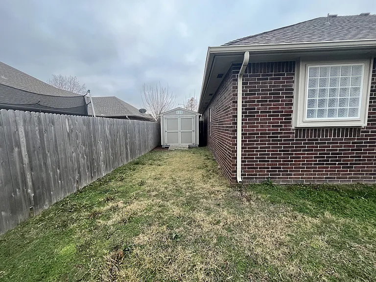2321 SW 94th St — Photo 33
