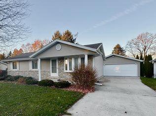 1420 W Sunset Ridge Dr, West Bend, WI 53090