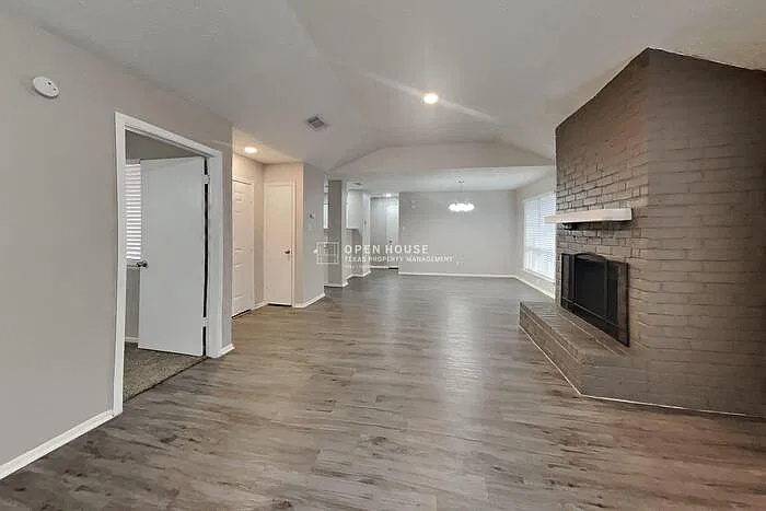 3 bed, 2.0 bath, 1435 sqft, $1,845 — Photo 3