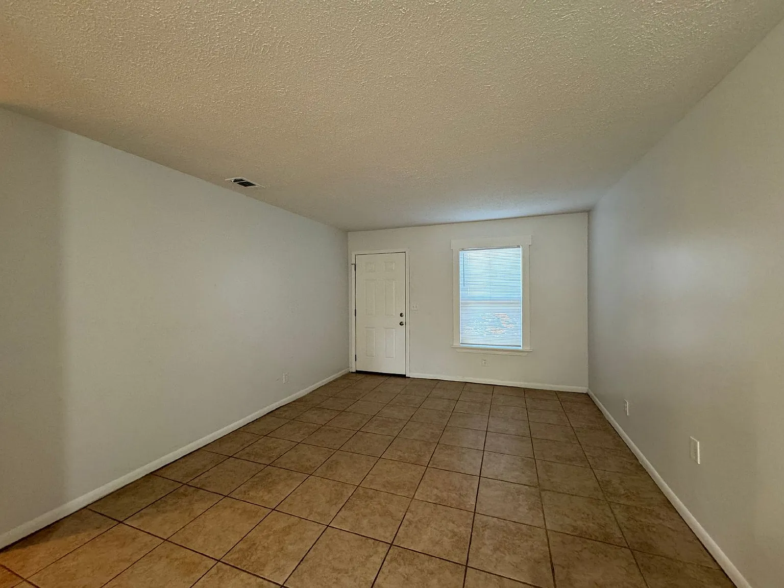 2 bed, 1.0 bath, 800 sqft, $1,050 — Photo 4