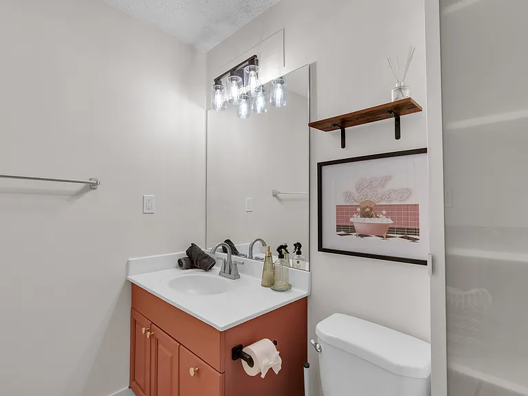 1147 E 8th St SE — Photo 4