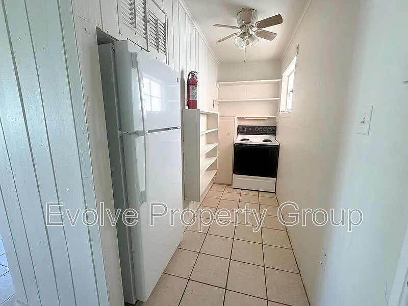 Building Photo - 710 N Grove St #C
