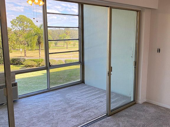 Florida Room, perfect space for reading, yoga, desk...sliding glass doors to living room.