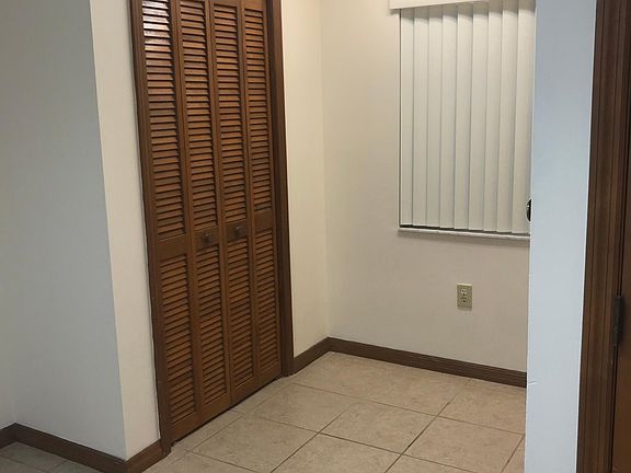 3rd image of 1819 Admiral Ct