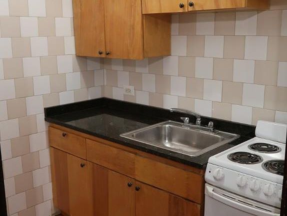 4th image of 846 W Montrose #205