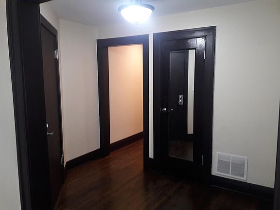 4th image of 718 E 50th Pl Unit 1E
