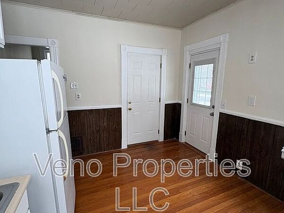 4th image of 109 3rd St APT 1