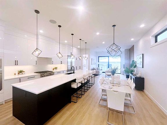 5th image of 2107 N Victoria Cres NW