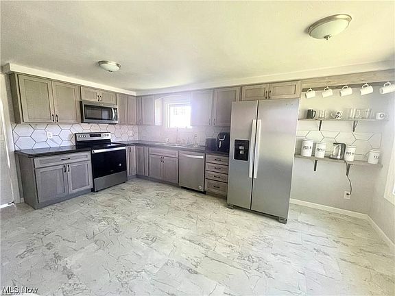 5th image of 108 Carlisle Ave