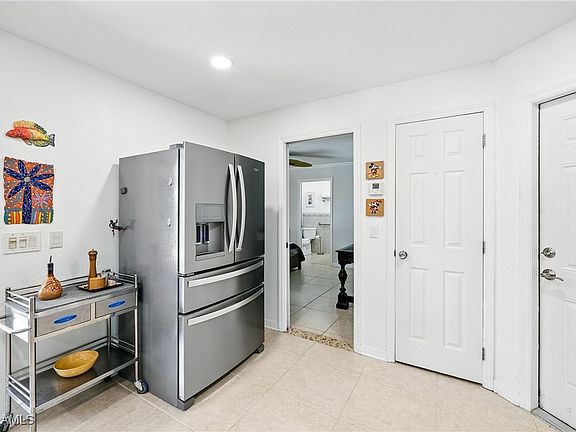 5th image of 422 SW 44th Ter