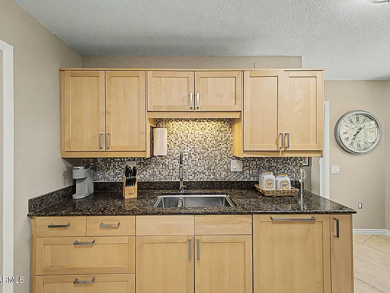 10454 W Palmeras Dr — Photo 9