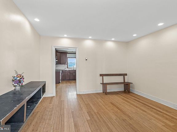2nd image of 4454 Silverwood St