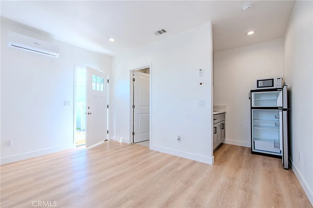 Studio, 300 sqft, $1,600 — Photo 3